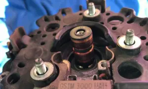 Jak łatwo i bezpiecznie wyjąć alternator w Toyota Avensis T25 – krok po kroku
