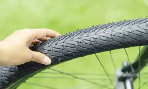Jakie ciśnienie w oponach roweru? Uniknij błędów i popraw komfort jazdy!
