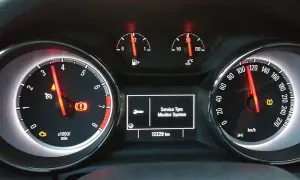 Jak łatwo zresetować czujnik ciśnienia w oponach Opel Astra J – krok po kroku
