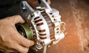 Jak działa alternator w samochodzie i dlaczego jest kluczowy dla układu elektrycznego?