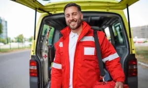 Ile zarabia kierowca karetki? Fakty o wynagrodzeniach i benefitach w Polsce