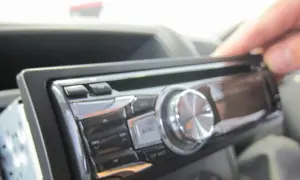 Jak uruchomić radio samochodowe bez kodu? Proste metody na pomoc w problemie