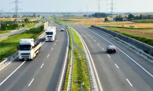 Ile może jechać tir na autostradzie? Maksymalne prędkości w Europie i zasady.