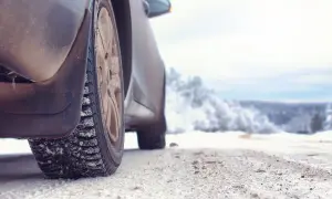 Kiedy zmienić opony na letnie? Uniknij mandatu i niebezpieczeństw na drodze!