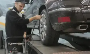 Ile zarabia diagnosta samochodowy? Fakty o zarobkach i warunkach pracy