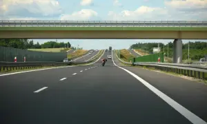 Czy na autostradzie A1 można płacić kartą? Sprawdź dostępne metody płatności!