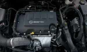 Silnik samochodowy Opel Ecotec z widocznymi przewodami i elementami.