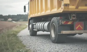 Ile zarabia kierowca wywrotki w Polsce i za granicą? Zaskakujące stawki!