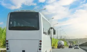 Ile może jechać autobus na autostradzie? Poznaj kluczowe informacje.