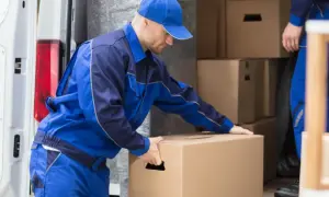 Czy kierowca ma obowiązek rozładować towar? Przepisy i praktyka w transporcie