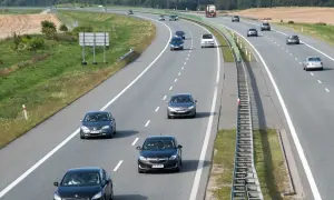 Wyprzedzanie prawym pasem na autostradzie – kiedy jest dozwolone i zabronione?