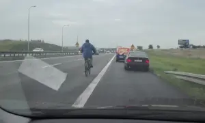 Czy można jechać rowerem po autostradzie? W Polsce to zabronione!