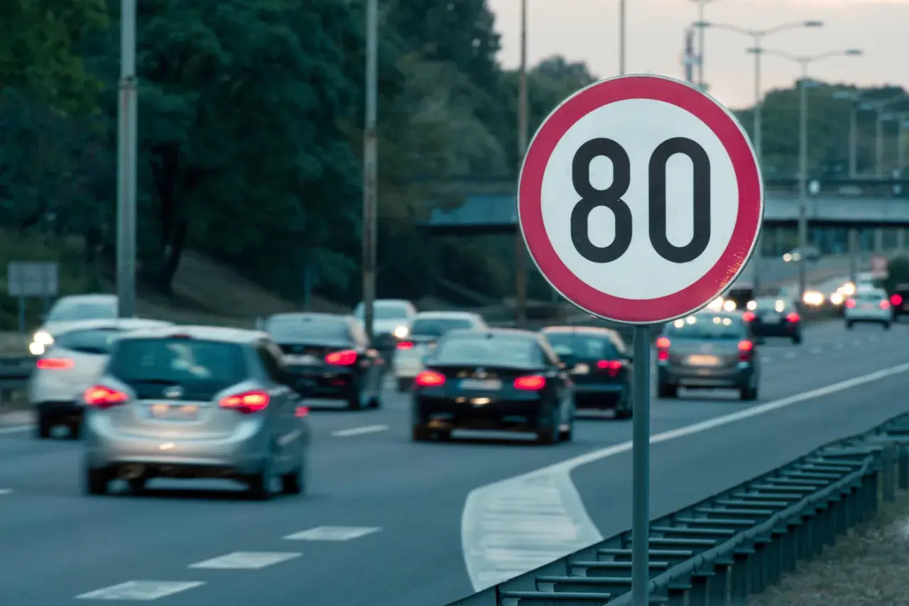 Autostrada co to? Poznaj kluczowe cechy i zasady ruchu drogowego