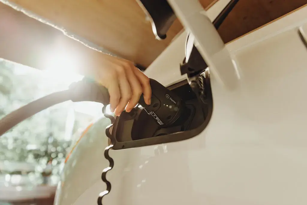Stacje ładowania pojazdów elektrycznych: Projektowanie i wdrażanie w firmach
