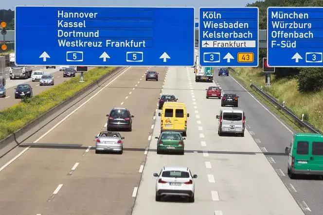 Czy autostrada w Niemczech jest płatna? Sprawdź, jak uniknąć mandatów!