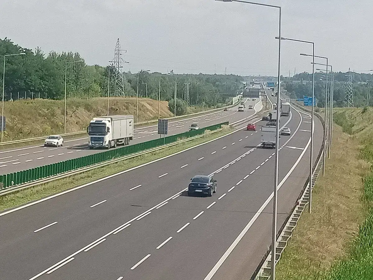 Zdjęcie Wyprzedzanie prawym pasem na autostradzie – kiedy jest dozwolone i zabronione?