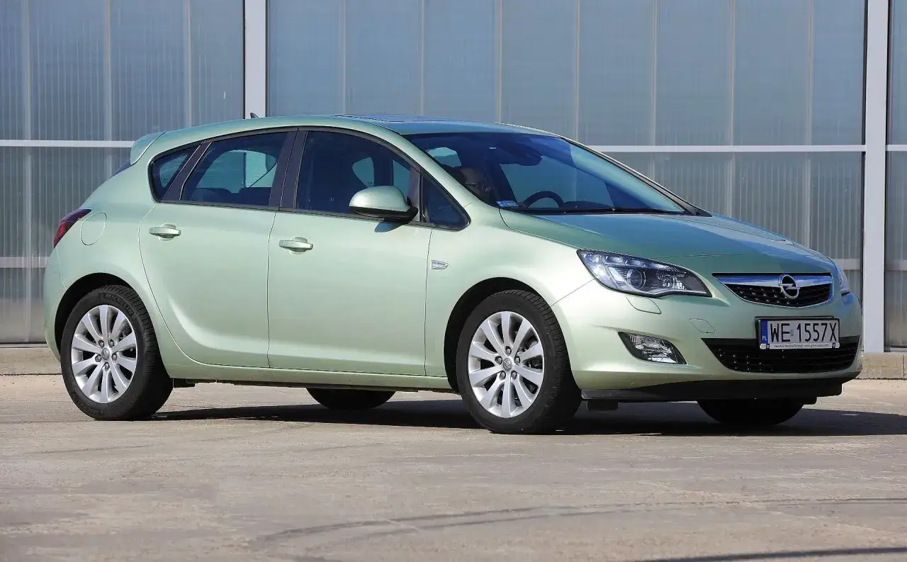 Zdjęcie Opel Astra J jaki silnik wybrać, aby uniknąć kosztownych napraw?