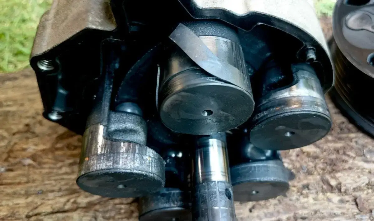 Zdjęcie Objawy uszkodzenia sprzęgła sprężarki klimatyzacji, które musisz znać
