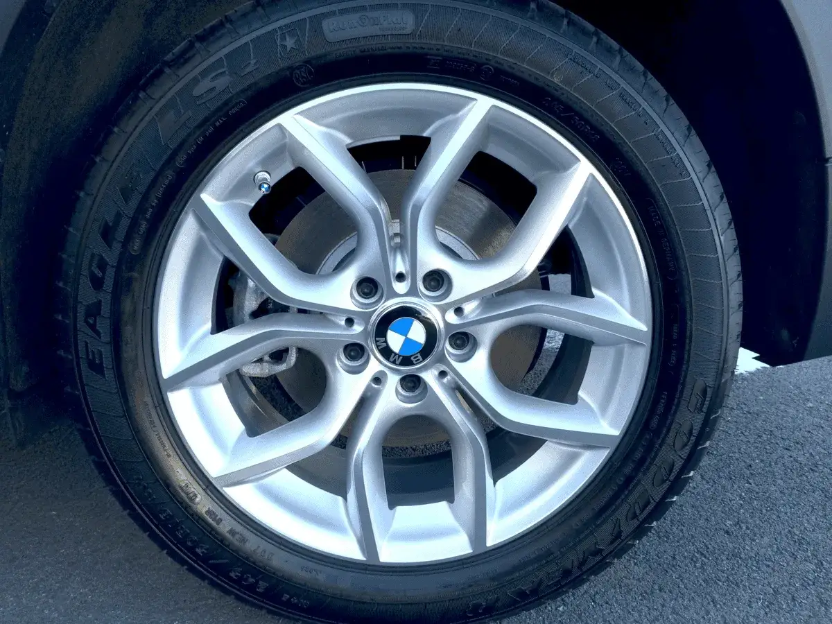 Zdjęcie Jakie opony do BMW C330 wybrać? Sprawdź najlepsze opcje i uniknij błędów!