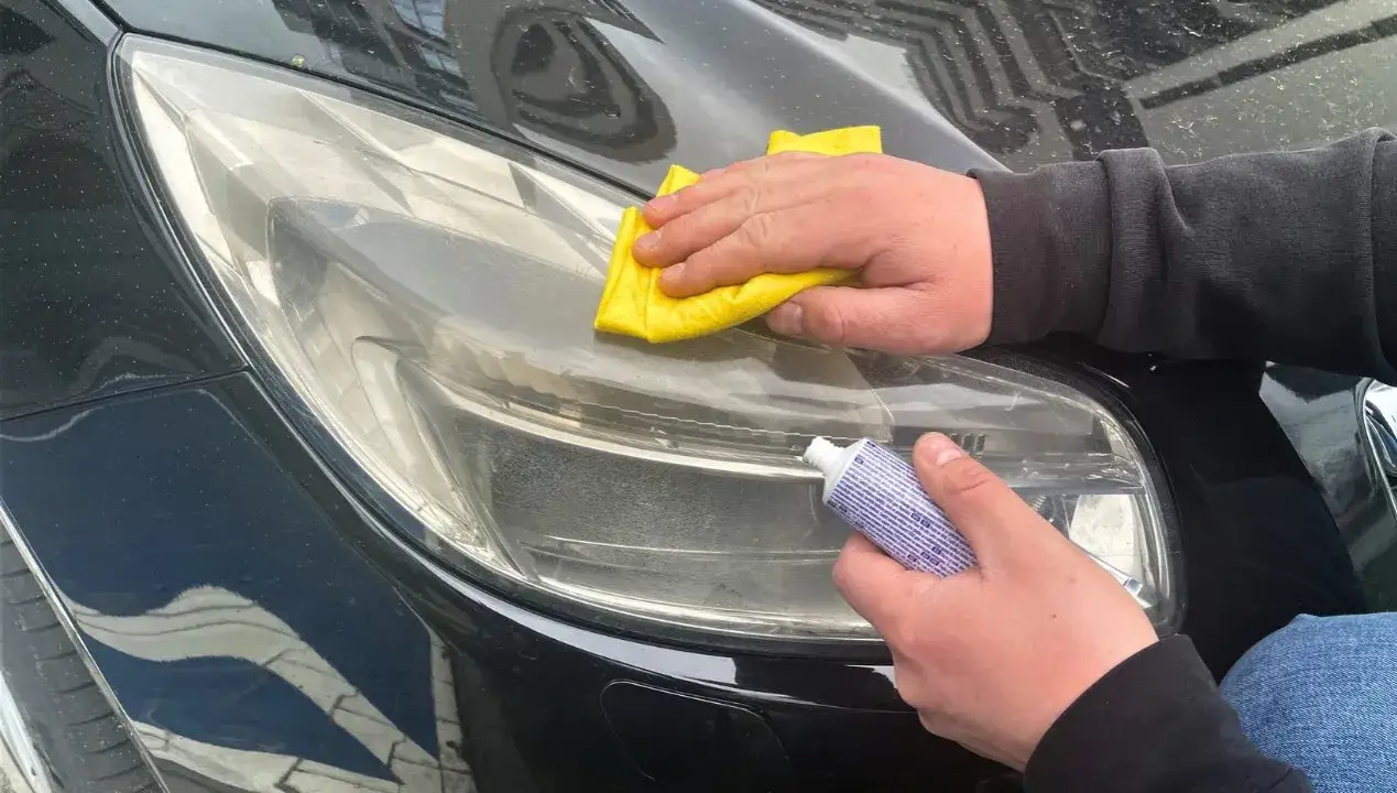 Zdjęcie Czym wyczyścić lampy samochodowe, aby znów świeciły jak nowe?