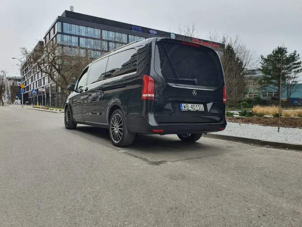 Zdjęcie Ile kosztuje wynajem busa z kierowcą? Poznaj ukryte koszty i cenniki.