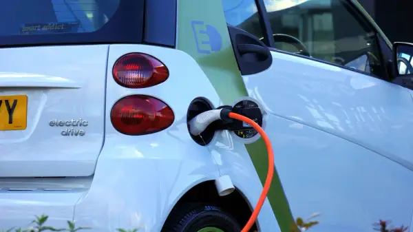 Rynek samochodów elektrycznych w Polsce w 2026 roku wobec boomu i oznak spowolnienia